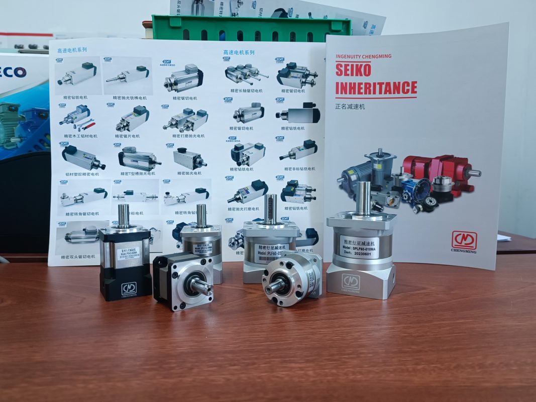 So sánh động cơ giảm tốc AC và DC